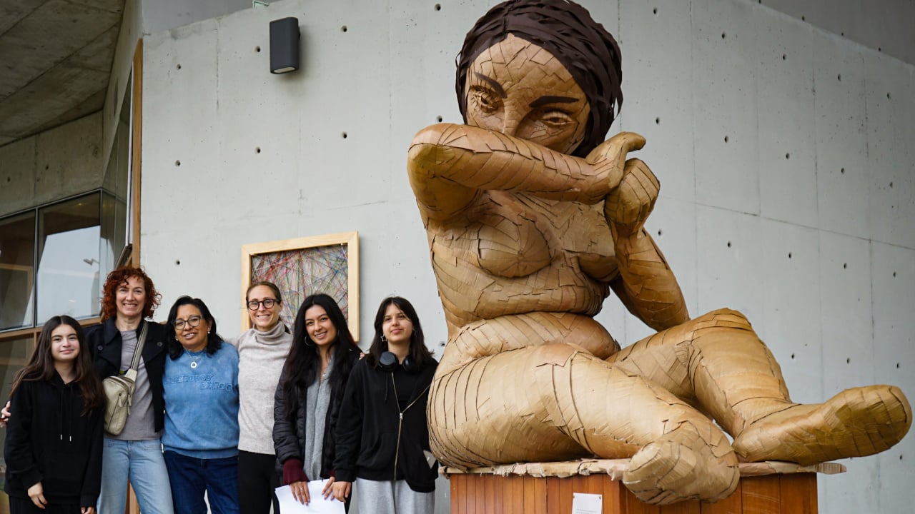 Estudiantes de Áleph crean impactante escultura contra el 